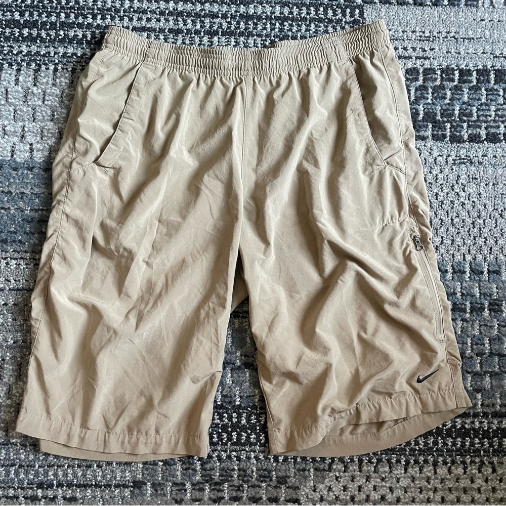 Men’s Nike Loose Fitting, Athletic Drawstring Shorts in Tan, Khaki, Size Large
